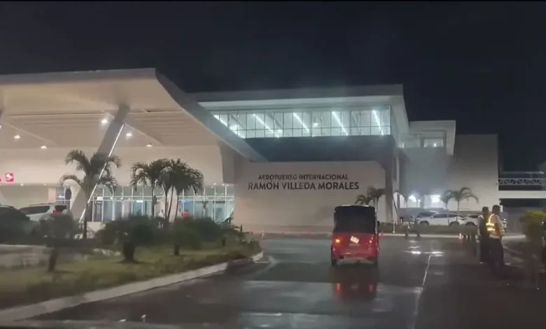 VIDEO: Hondureño llega en mototaxi al aeropuerto para recibir a familiar