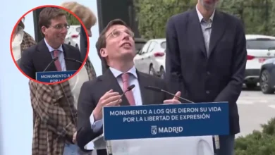 Paloma ‘bendice’ al alcalde de Madrid en pleno homenaje: su reacción causa risas