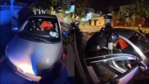 '¡Y es con mi tía!': pareja es sorprendida en actos íntimos dentro de carro