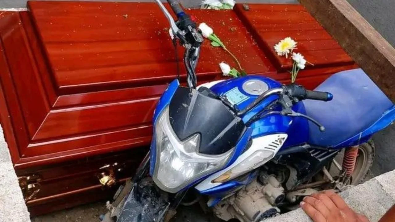 Hondureño es sepultado junto a su moto para cumplir su última voluntad en La Paz