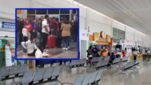 Mujer confronta a su marido al escapar con su amante en terminal de buses