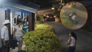 Video muestra pelea entre dos hondureñas: una iba pasando por la casa de la otra