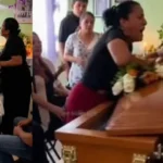 Mujeres se pelean sobre el ataúd de un hombre: ambas eran su pareja
