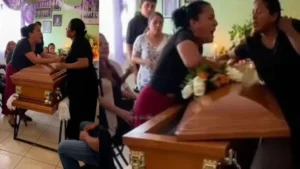 Mujeres se pelean sobre el ataúd de un hombre: ambas eran su pareja