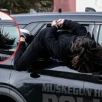 Video insólito: mujer esposada escapa de una patrulla policial