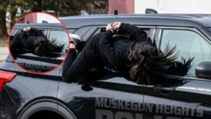 Video insólito: mujer esposada escapa de una patrulla policial