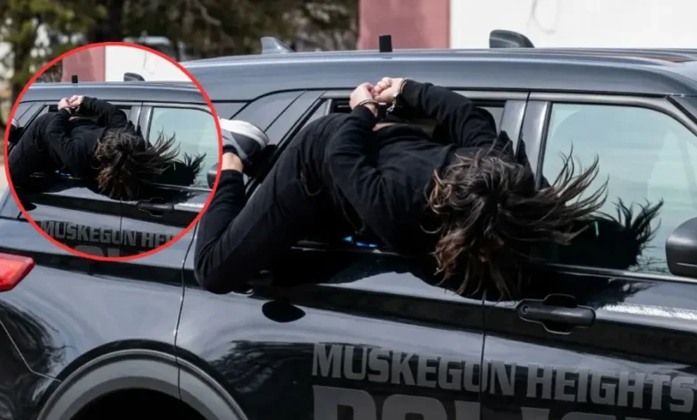 Video insólito: mujer esposada escapa de una patrulla policial